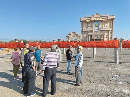 口湖鄉成龍納骨塔前空地打上密密麻麻基樁，鄉民抗議口湖鄉公所破壞風水。（周麗蘭攝）