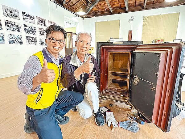 芬園百年神祕保險櫃真相大白,80歲解鎖高手花40分鐘解密,芬園鄉長林世明頒發1萬元獎金。 芬園鄉公所提供/吳敏菁彰化傳真