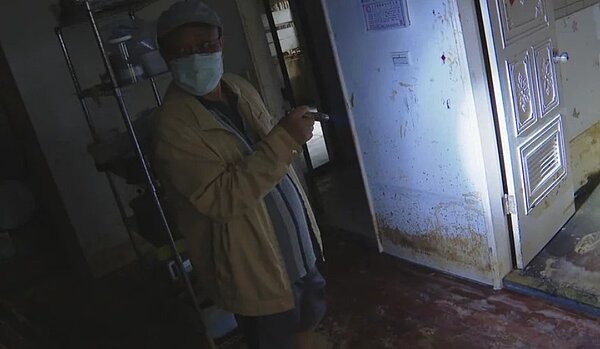 新北市汐止伯爵山莊日前因受尼莎颱風外圍環流的大雨影響,土石流滑落壓毀民宅,受災戶屋主帶我們重回屋內還原當時慘況。記者李文顥/攝影