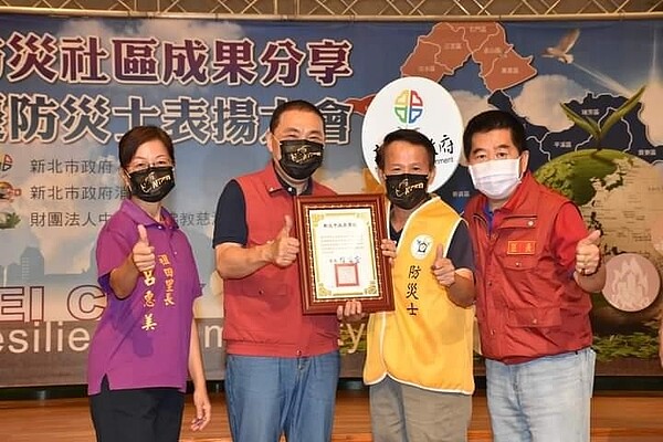 志工鄭朝仁榮獲績優防災士,榮譽一起分享。圖/里辦提供