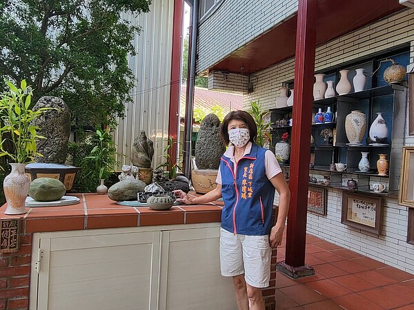廖瓊瑤里長走訪陳逢顯毫芒雕刻館。圖/廖瓊瑤里長提供