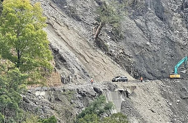 台7線49.7公里災點目前邊坡落石不斷、十分危險,為工程搶修需要,路段將封閉至12月31日,期間除救災、救護等必要通行外,其餘人車一律只出不進。圖/公路總局一工處提供