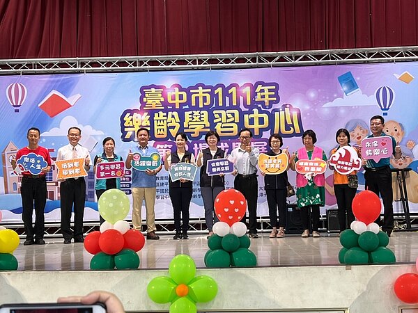 台中市樂齡學習中心第3場成果展由太平區建平國小承辦,今 (22) 日在中平國中登場。圖/台中市政府提供