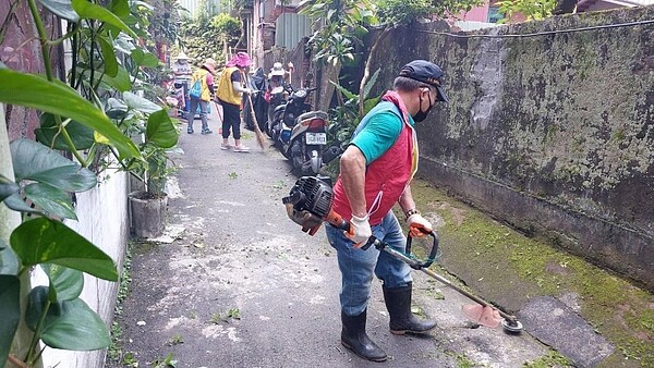 里長和志工共同打理環境。圖／劉閔禮里長提供

