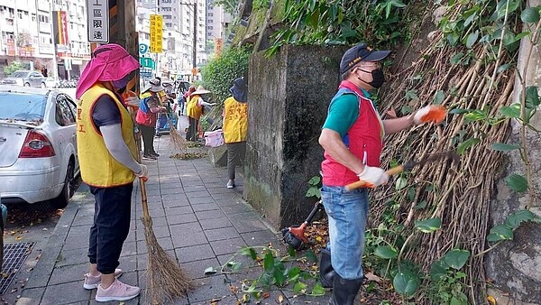 里長協助修剪樹木。圖／劉閔禮里長提供

