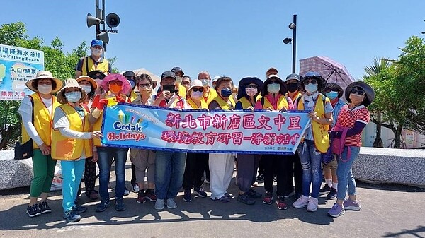 里長和志工們參與淨灘活動。圖／劉閔禮里長提供

