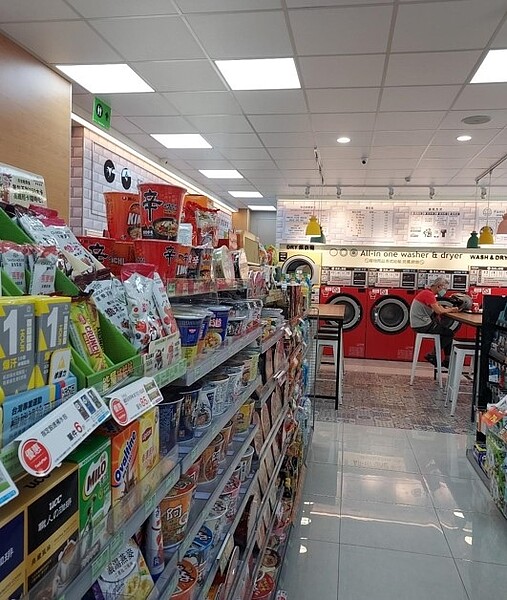 便利商店設有洗衣設備。圖／易小滿攝

