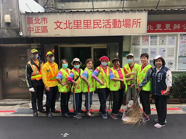 文北里環保志工隊。圖／取自「陳余秀卿」臉書
