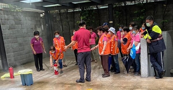 文北里守望相助隊學習滅火器的使用。圖／取自「陳余秀卿」臉書
