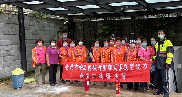 文北里提升里鄰災害應變能力教育訓練暨演習。圖／取自「陳余秀卿」臉書
