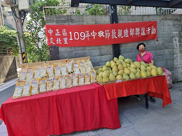 文北里中秋節敦親睦臨聯誼活動。圖／取自「陳余秀卿」臉書
