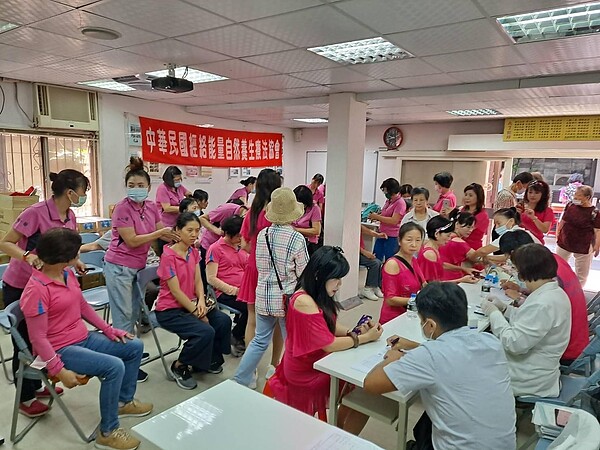 文北里中秋節經絡義診自然養生療法。圖／取自「陳余秀卿」臉書 
