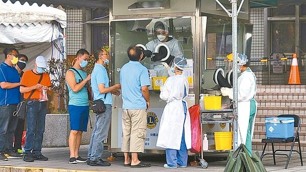 指揮中心發言人莊人祥說，確診者隔離規定有機會朝「放寬確診者隔離天數」、或「修改病例通報定義」等2方向做調整，但純屬他個人想法，需要經過專家會議討論。示意圖／聯合報資料照片