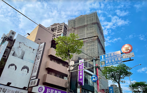 新莊回不去了?網揭「1現況」嘆:塭仔圳醞釀中 新莊中正路街景。圖/翻攝自Google maps