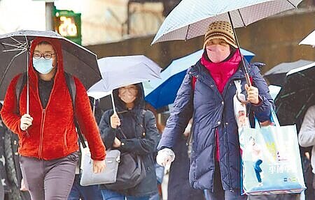 秋冬需要「收藏能量」,應以早睡晚起為原則,專家也提醒民眾,天冷要注意上半身及脖子的保暖,三高族群除規律用藥,也要補充水分。(陳俊吉攝)