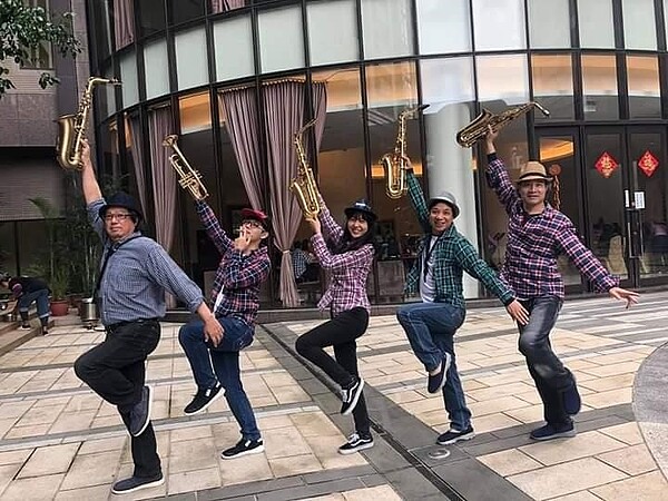 邁開行動、探索新生活。圖／里辦提供

