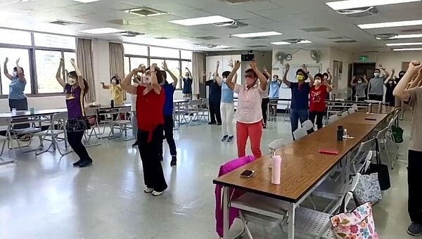 午後里民跟著專業老師活絡筋骨。圖／新店區張南里里長林國榮提供

