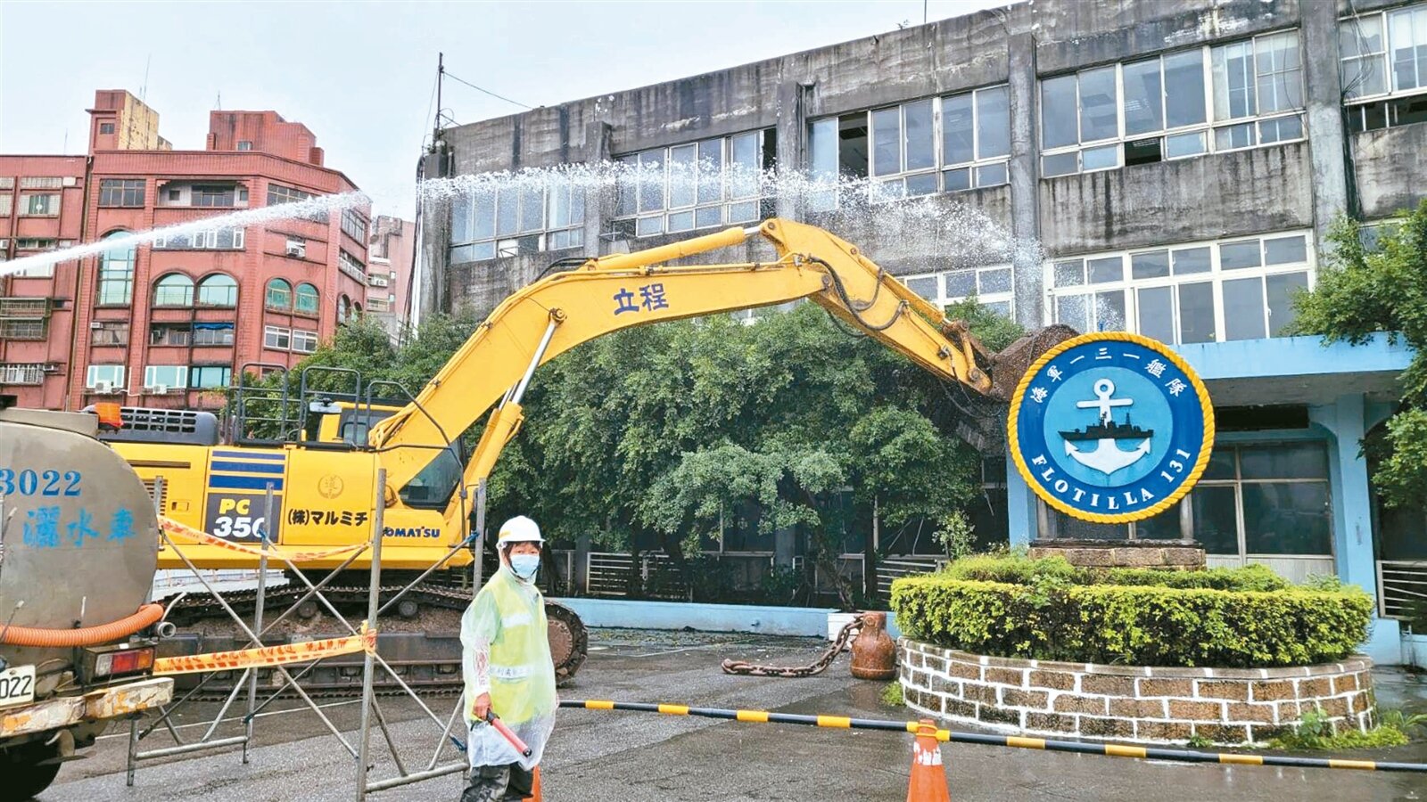 基隆軍港西遷逐步落實完成,50多年歷史的舊威海營區昨天開始拆除。記者游明煌/攝影