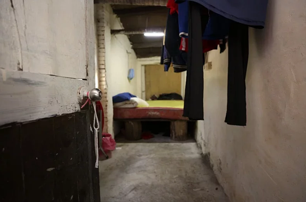 屏東縣牡丹鄉四林兒童課輔班有對低收家庭的小兄弟,擠在屋齡近60年的破舊老房,家長經濟能力有限,任由房間頹傾、損壞,漏水也無力維護。圖/恆春基督教醫院提供