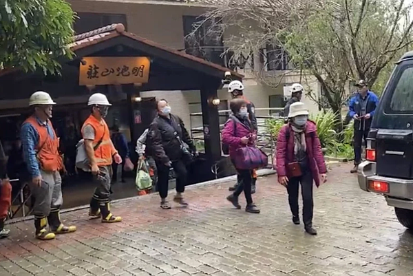 公路總局昨天終於搶通明池山莊的便道,順利撤離滯留明池山莊的九十六人。圖/宜蘭縣政府提供