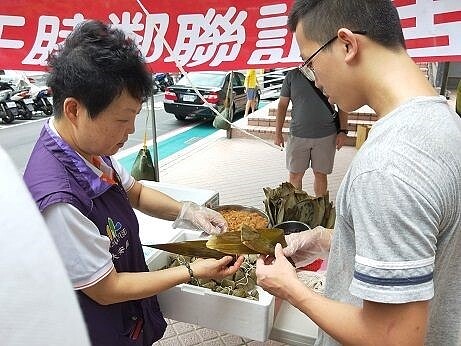 端午節時，里長陳金花教導里民包粽子。圖片擷取自陳金花臉書