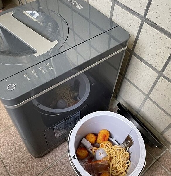 送媽媽廚餘機卻換來惡夢一場!苦主哀號「蟑螂」一直來:超難纏 原PO送媽媽廚餘機當生日禮物,不料換來惡夢一場。圖/擷取自《爆廢公社公開版》