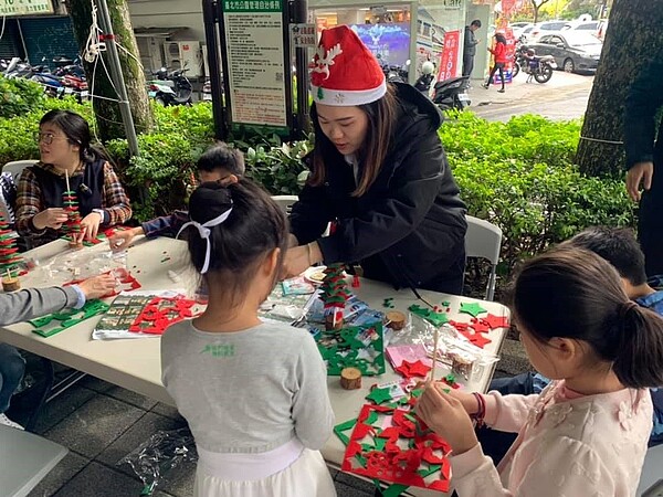 陳金花表示，除了4大節日之外，偶爾也會有其他節日的活動，如聖誕節。圖片擷取自陳金花臉書