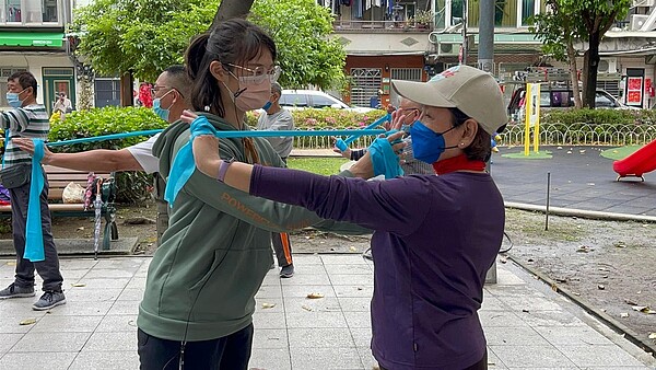 講師指導長者動作。圖／取自「Chunhua Shen」臉書
