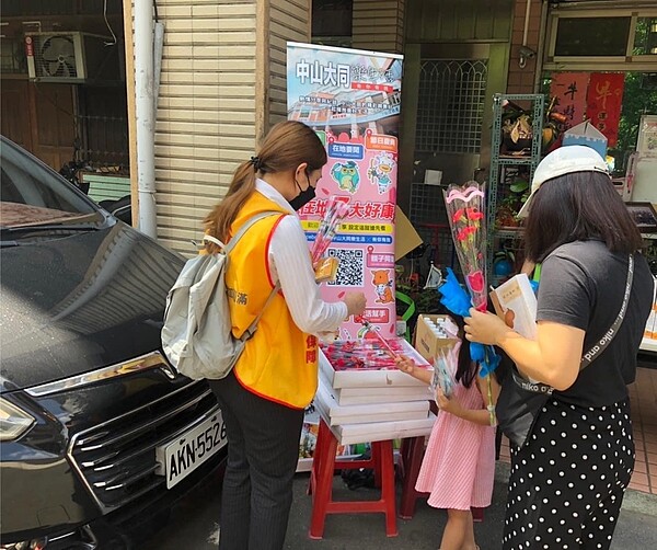 里民領取母親節活動贈品。圖／取自「中山大同樂生活 X 有你有我」臉書
