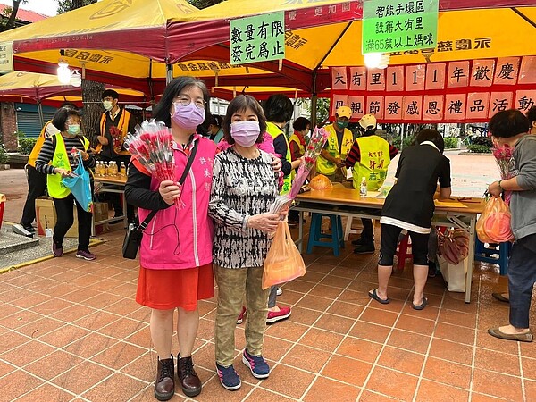 大有里的母親節感恩活動。圖/取自「許美智」臉書
