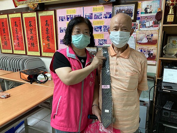 大有里父親節活動贈送領帶。圖/取自「許美智」臉書
