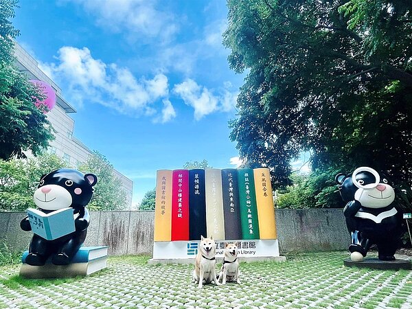 里內國立台灣圖書館，設置藝術品後更添活力。圖／截自李謙國・幸福中安里 臉書粉絲專頁