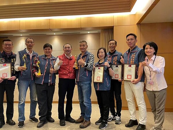 2021年新北市1032個里中，僅有3位里長獲得動保金質里長獎、5位獲得動保優良里長獎，獲獎實屬不易。圖／截自李謙國・幸福中安里 臉書粉絲專頁