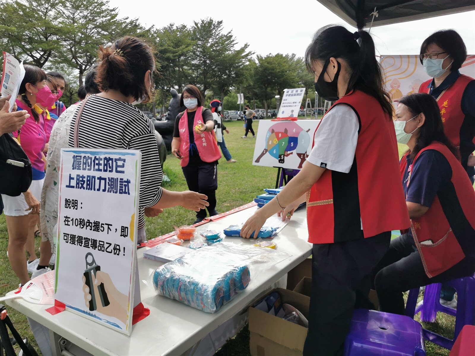 台東縣衛生局今日舉辦「高齡友善幸福慢活銀髮派對」，透過有趣活動鼓勵長輩多動、並做銀髮衛教、測試肌耐力。記者卜敏正／攝影 