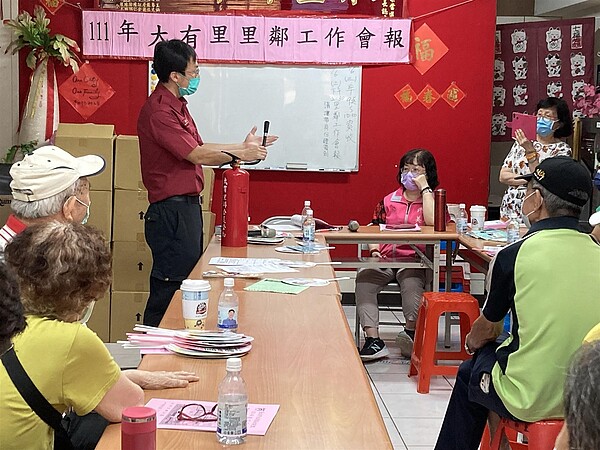 消防員宣導使用滅火器的方法。圖/截取自台北市鄰里服務網
