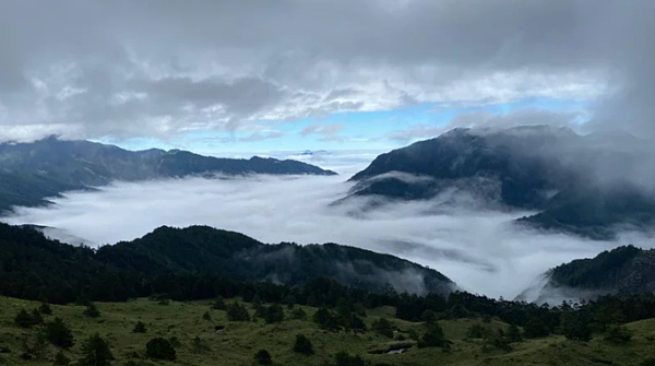 此生必看的「合歡山雲瀑」,登上山峰彷彿凌越海灣,秋季天氣涼爽是最適合登山賞雲的時節。 圖/有行旅提供