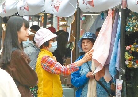 
國內專家預期，台灣央行第4季仍有升息壓力，台灣經濟起碼會壞到明年上半年。圖為民眾上街購物。（本報資料照片）
