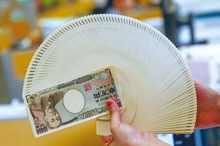 
日圓匯率最低一度貶破150日圓，但長期觀察發現，日圓貶值有利日股。圖∕本報資料照片
