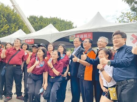 高雄市義消總隊23日舉辦高雄市義消打火兄弟嘉年華會,消防署長蕭煥章(中)也到場一一參觀各展示攤位。(洪靖宜攝)