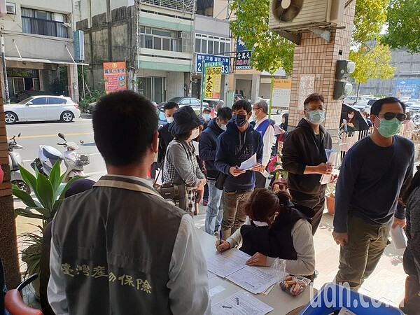 產險業因防疫險大虧,明年面臨保費漲價壓力。圖為去年一月民眾排隊購買防疫險。聯合報系資料照