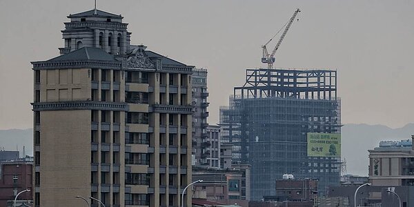 公股銀行主管指出,房市今年來已出現量縮價穩,甚至價跌情形,因此除了在貸款成數、金額上更謹慎,對於鑑價金額也更保守。圖/中時報系資料照