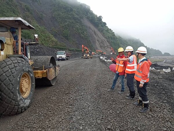 超大豪雨造成台7線坍方路斷嚴重，工程單位目前搶通到85公里，宜蘭市區前往太平山的國光客運今天恢復行駛。圖／公路總局四區養護工程處提供