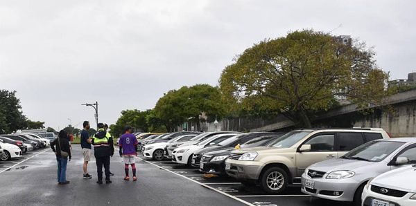 台北市美堤河濱公園停車場23日早傳出死亡案,死者陳屍車上,警方初步研判無外力介入,全案報請相驗釐清死因。記者蕭雅娟/翻攝