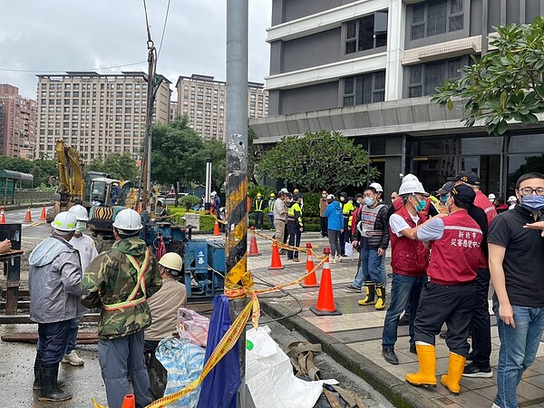 《圖說》汐止區工建路道路坍陷搶修狀況一。〈新北市府提供〉