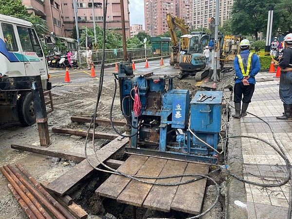 《圖說》工建路道路坍陷搶修二。〈新北市府提供〉