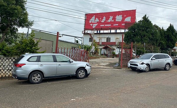 雲林縣警方昨到台中抓通緝犯遇抵抗，歹徒駕車將廖姓小隊長撞成骨折，再撞開包夾的二輛偵防車（圖）逃逸。圖／民眾提供