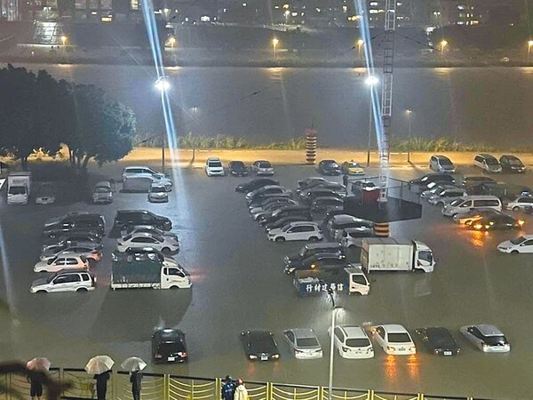 台北市百齡橋下堤外停車場16日有超過50輛車來不及移走而泡水，市府遭議員炮轟沒依SOP通知民眾移車、拖車。（摘自我是士林人&我是北投人臉書社團）