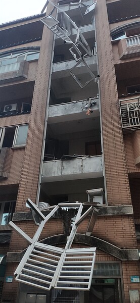 新北市三峽區昨發生民宅氣爆,五人受傷送醫;現場找到不明粉末,不排除是氣爆原因。記者林昭彰/翻攝