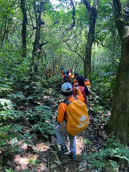 團隊健走去淨山。圖／易小滿攝