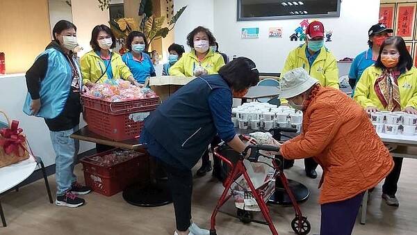 新和里的元宵節活動,發放燈籠、湯圓給里民。圖/取自台北市鄰里服務網